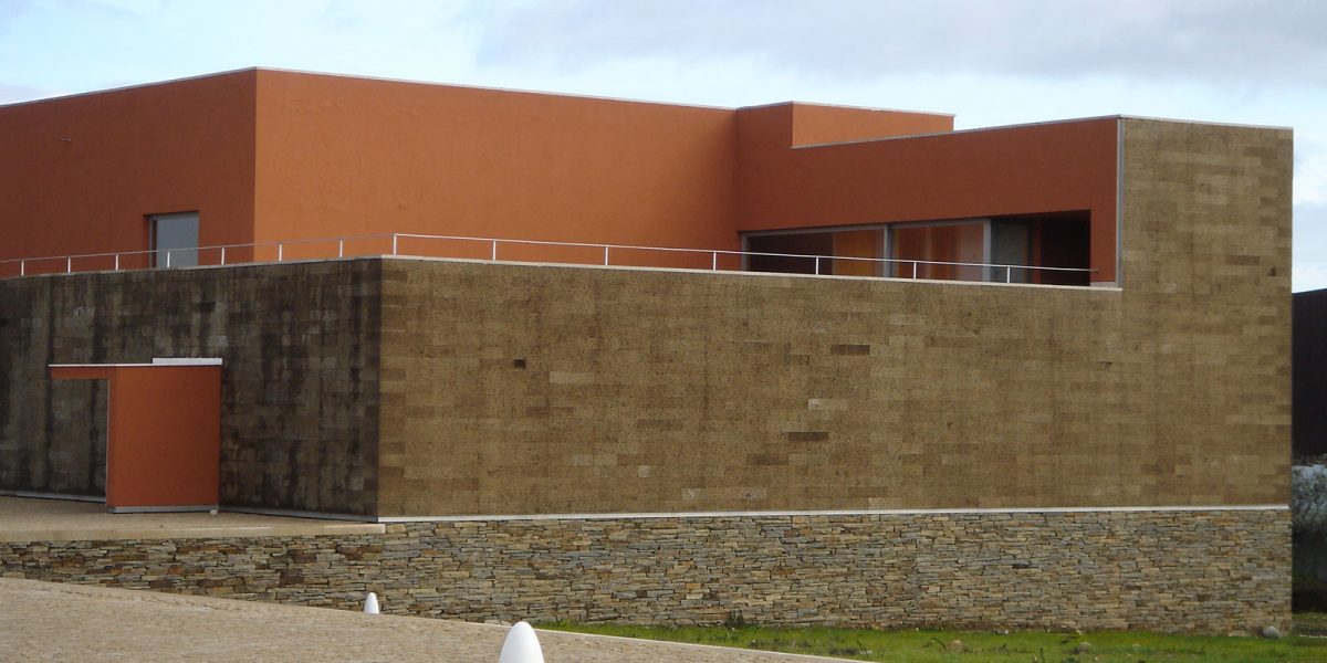 la cantina vinicola Quinta do Portal, progettata dall'Arch. Alvaro Siza è rivestita in sughero CORKPAN MD FACCIATA