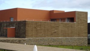 la cantina vinicola Quinta do Portal, progettata dall'Arch. Alvaro Siza è rivestita in sughero CORKPAN MD FACCIATA