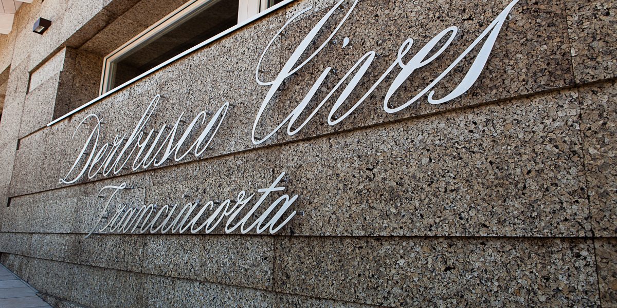 Cantina Derbusco rivestita in sughero a vista MF Facciata Corkpan di TEcnosugheri