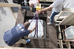 Inserimento del cubo di ghiaccio nella struttura in sughero