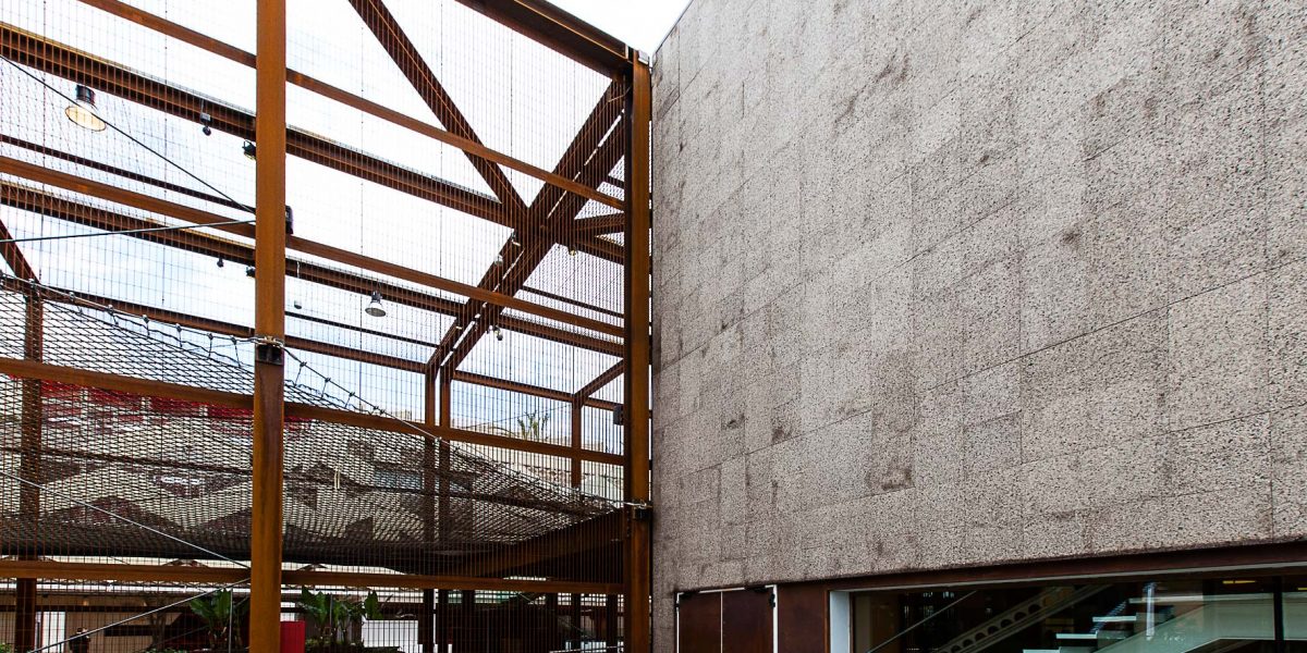 Un lato del rivestimento in sughero della facciata del padiglione del Brasile ad expo 2015