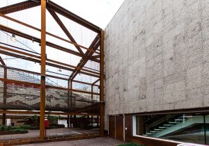 Un lato del rivestimento in sughero della facciata del padiglione del Brasile ad expo 2015