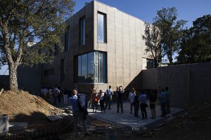 U'immagine del cantiere di Estoril in cui si sta posando il sughero faccia a vista