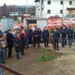 Una part degli intervenuti assiste all aposa del cappotto in sughero CORKPAN