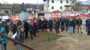 Una part degli intervenuti assiste all aposa del cappotto in sughero CORKPAN