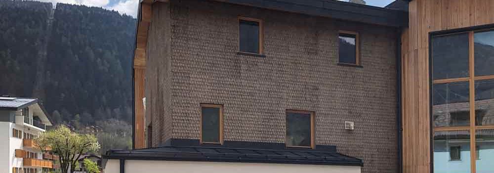 Edificio in legno Holzius a Pinzolo isolato e rivestito con sughero CORKPAN in parte faccia a vista