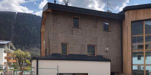 Edificio in legno Holzius a Pinzolo isolato e rivestito con sughero CORKPAN in parte faccia a vista