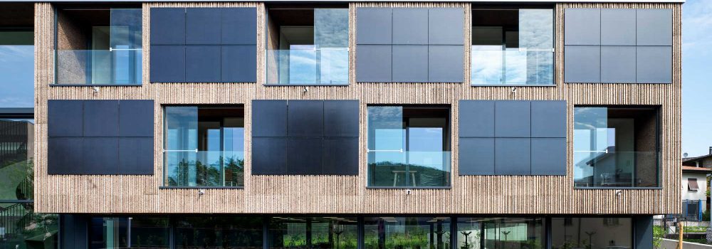 Lo Scudo di Stabio edificio rivestito in sughero faccia a vista in Svizzera