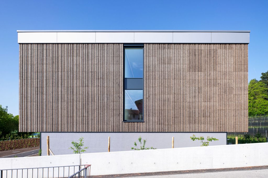 Lo Scudo di Stabio - edificio realizzato in legno con rivestimento in sughero a vista in Ticino