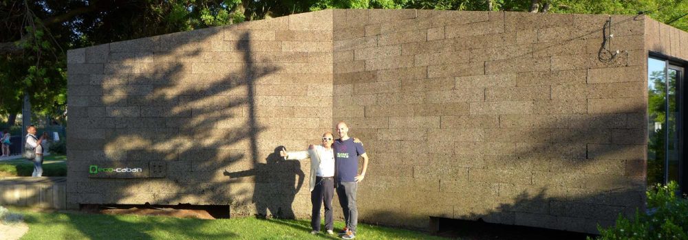 L'architetto Emanuele Garufi insieme al committente Aurelio davanti all'ecocabana di Cascais in Portogallo
