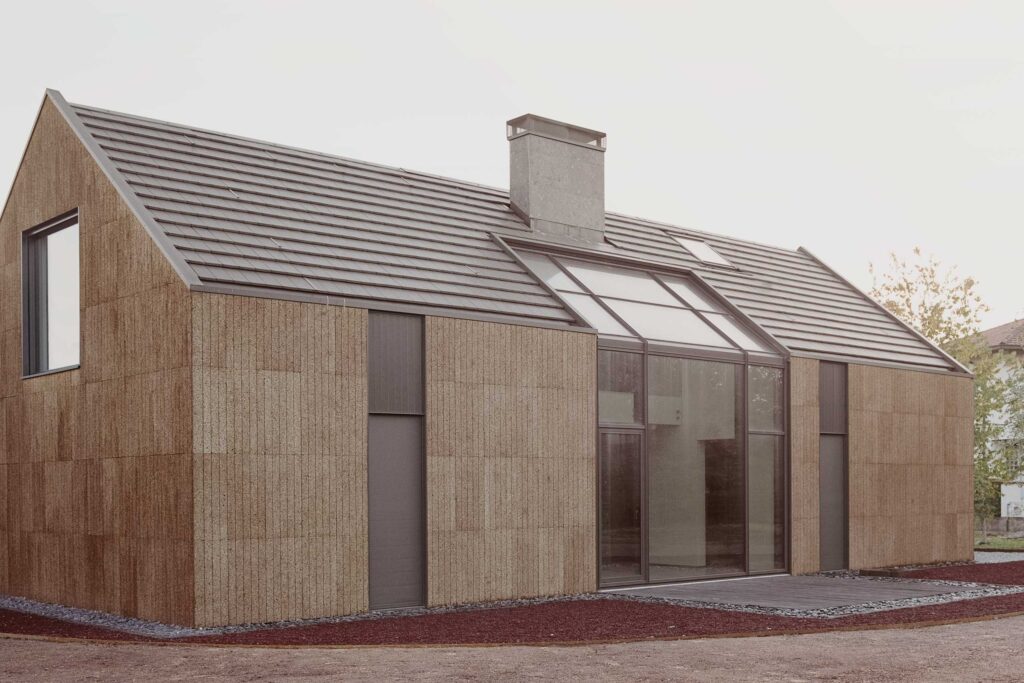 Casa Quattro, la casa in legno, paglia e sughero di LCA Architetti di Luca Compri