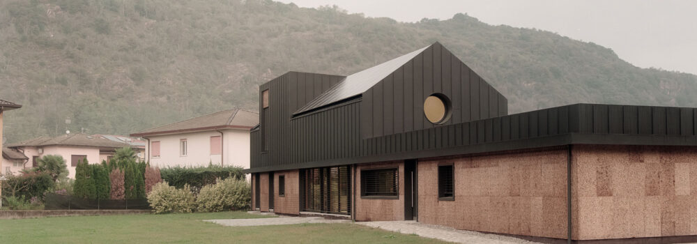 Casa Nove realizzata da LCA Architetti in legno e sughero CORKPAN a vista e fotografata da Simone Bossi