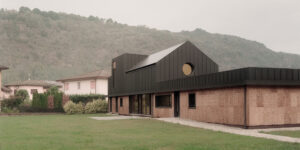 Casa Nove realizzata da LCA Architetti in legno e sughero CORKPAN a vista e fotografata da Simone Bossi