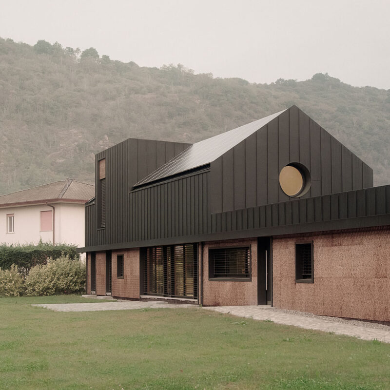 Casa Nove realizzata da LCA Architetti in legno e sughero CORKPAN a vista e fotografata da Simone Bossi